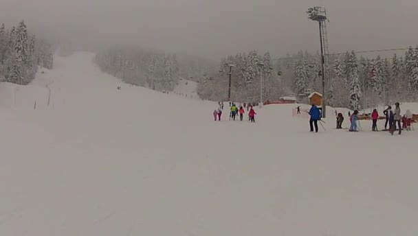 Skisportler fährt im Winter mit Zeitlupe ab — Stockvideo