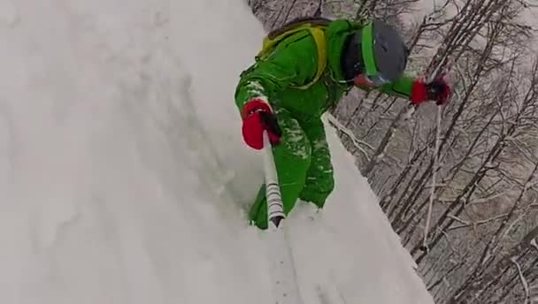Лыжник спускается по склону зимой с замедленной съемкой — стоковое видео