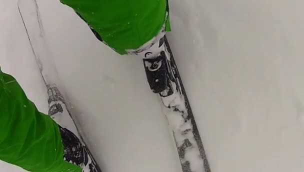 Ski sport homme descente en hiver au ralenti — Video