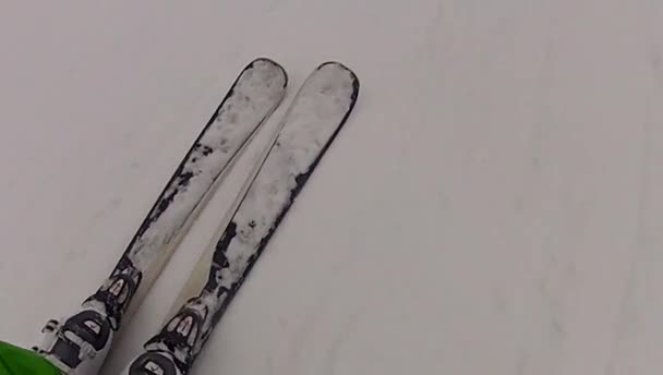 Lyžařský sport muž z kopce na zimu s zpomalené — Stock video
