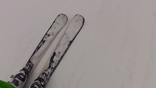 Skisportler fährt im Winter mit Zeitlupe ab — Stockvideo