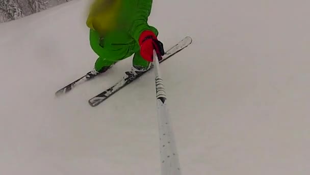 Άνθρωπος αθλητισμού σκι κατάβασης στο χειμώνα με αργή κίνηση — Αρχείο Βίντεο
