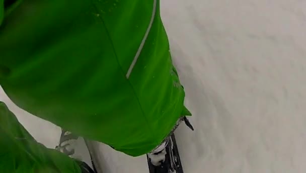 Ski sport homme descente en hiver au ralenti — Video