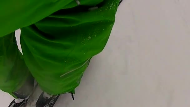 Ski sport homme descente en hiver au ralenti — Video