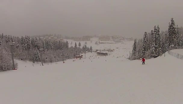 下り坂冬のスローモーションでのスキー スポーツの男 — ストック動画