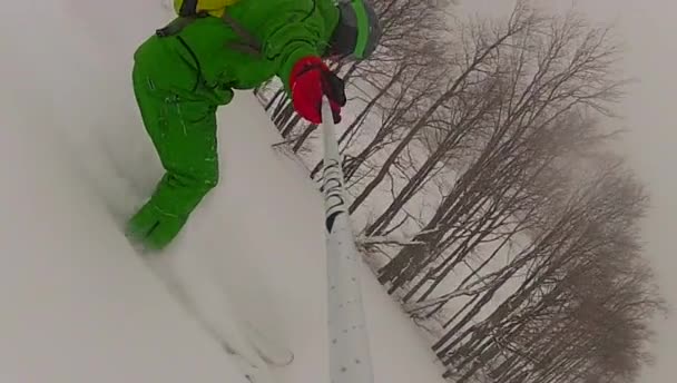 Yavaş hareket ile kış, kayak sporu adam yokuş aşağı — Stok video