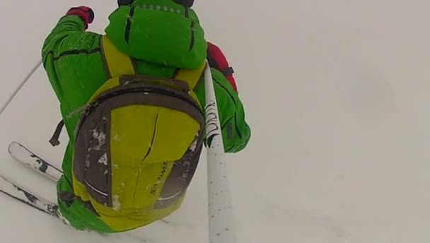 Narciarski sport człowiek zjazd w zimie z zwolnionym tempie — Wideo stockowe