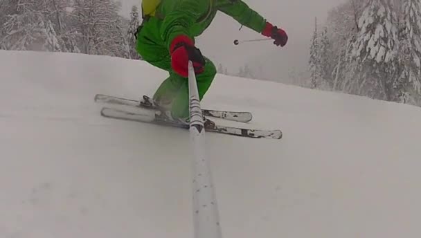 Ski sport homme descente en hiver au ralenti — Video