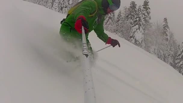 Lyžařský sport muž z kopce na zimu s zpomalené — Stock video