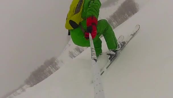 Skisportler fährt im Winter mit Zeitlupe ab — Stockvideo