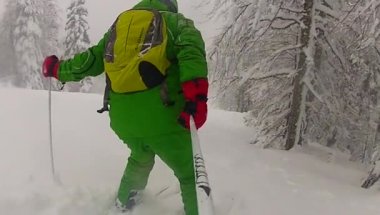 yavaş hareket ile kış, kayak sporu adam yokuş aşağı