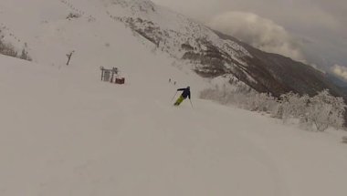 yavaş hareket ile kış, kayak sporu adam yokuş aşağı