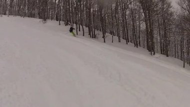 yavaş hareket ile kış, kayak sporu adam yokuş aşağı