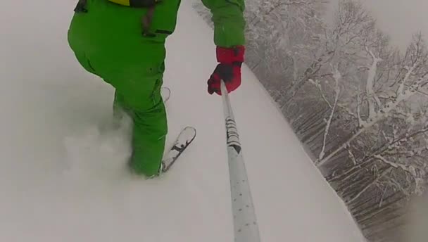 Skisportler fährt im Winter mit Zeitlupe ab — Stockvideo