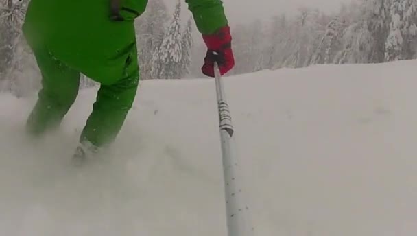 Лижний спортсмен спускається взимку з повільним рухом — стокове відео