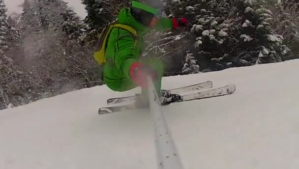 Skisportler fährt im Winter mit Zeitlupe ab — Stockvideo