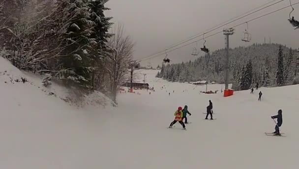 滑雪运动男子下坡在冬天以慢动作 — 图库视频影像