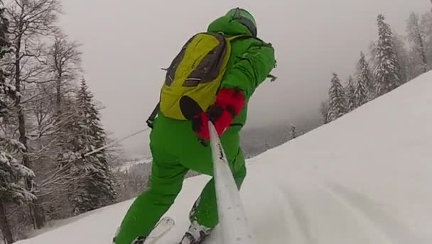 Esquí deporte hombre cuesta abajo en invierno con cámara lenta — Vídeo de stock