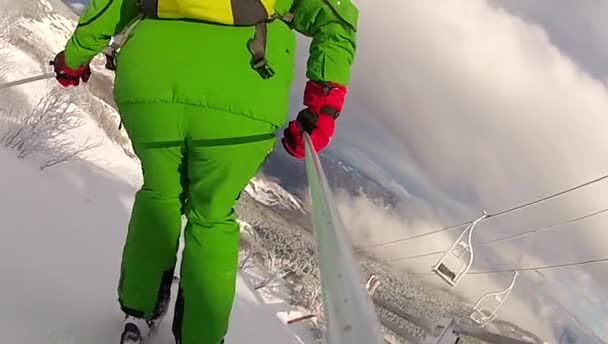 Yavaş hareket ile kış, kayak sporu adam yokuş aşağı — Stok video