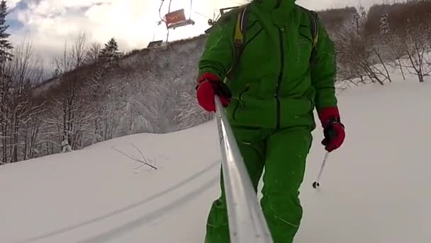 Skisportler fährt im Winter mit Zeitlupe ab — Stockvideo