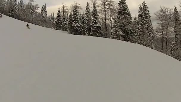 Esquí deporte hombre cuesta abajo en invierno con cámara lenta — Vídeo de stock