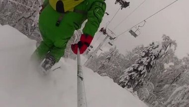 yavaş hareket ile kış, kayak sporu adam yokuş aşağı