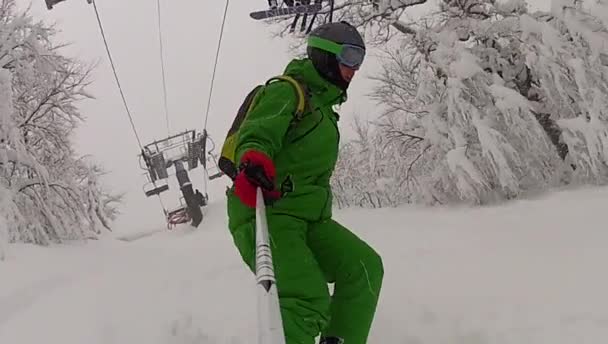 Skisportler fährt im Winter mit Zeitlupe ab — Stockvideo