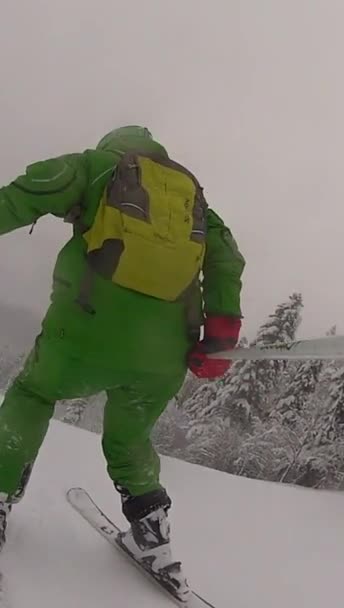 슬로우 모션으로 겨울에 내리막 스키 스포츠 남자 — 비디오
