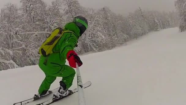 Esquí deporte hombre cuesta abajo en invierno con cámara lenta — Vídeos de Stock