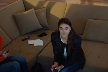 evde rahat genç bir kadın