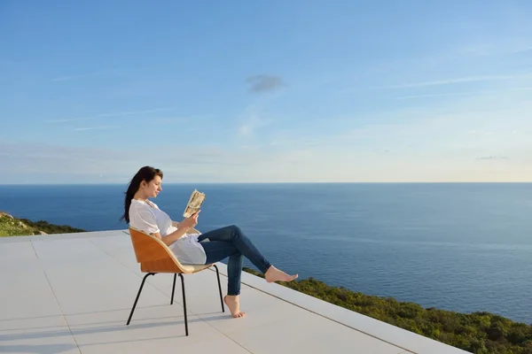 Happy young woman relaxing — Stock Photo, Image