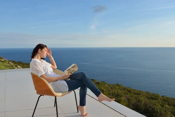 Jovem feliz relaxante — Fotografia de Stock