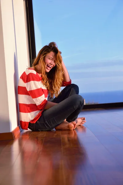Miłej kobiety w domu na balkonie — Zdjęcie stockowe