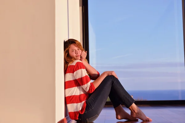 Ontspannen vrouw thuis op balkon — Stockfoto