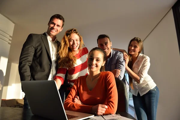 Mensen uit het bedrijfsleven of team over de bijeenkomst van — Stockfoto