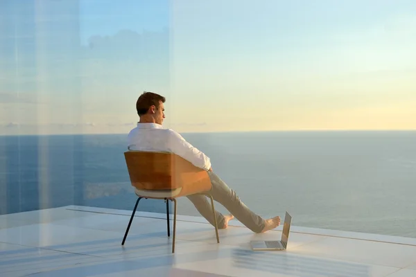 Jeune homme détendu à la maison sur le balcon — Photo