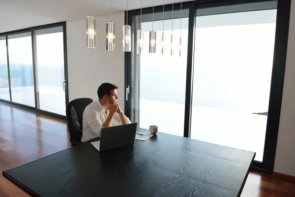 Homem de negócios trabalhando no computador portátil — Fotografia de Stock