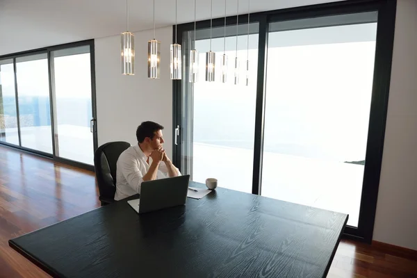 Hombre de negocios que trabaja en ordenador portátil — Foto de Stock