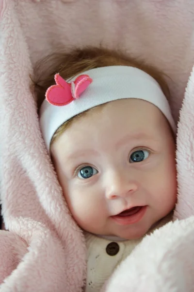Симпатичный счастливый ребенок с голубыми глазами — стоковое фото