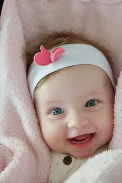 Carino bambino felice con gli occhi blu — Foto Stock