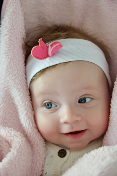 Schattige gelukkig baby met blauwe ogen — Stockfoto