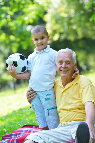 快乐的祖父和孩子在公园里 — 图库照片