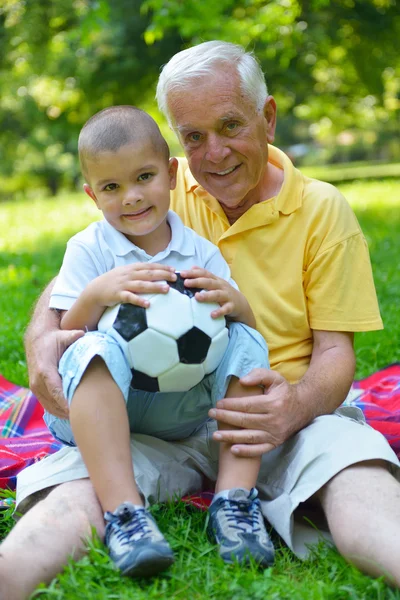 Avô feliz e criança no parque — Fotografia de Stock