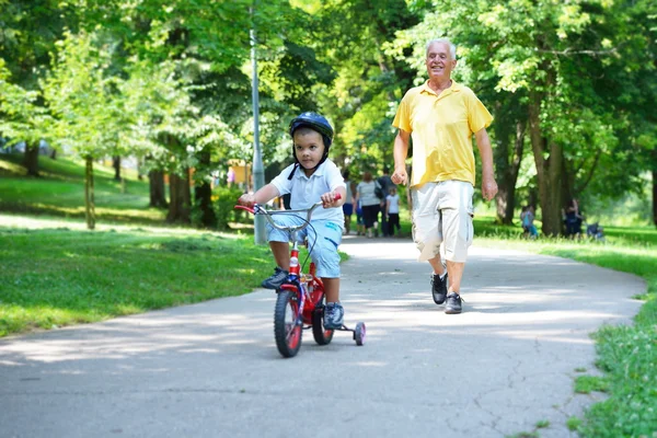 Glücklicher Opa und Kind im Park — Stockfoto