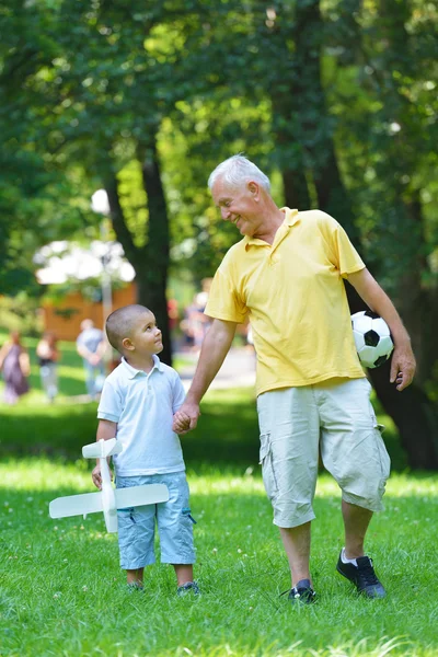 Glücklicher Opa und Kind im Park — Stockfoto