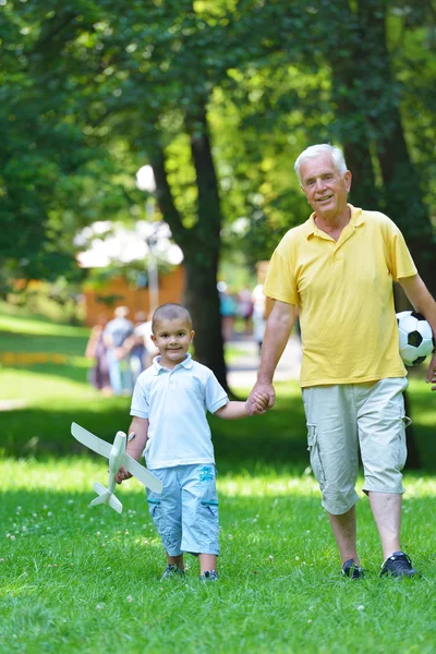 Gelukkig grootvader en kind in park — Stockfoto