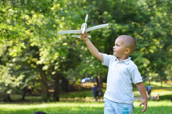 Menino com airpane — Fotografia de Stock