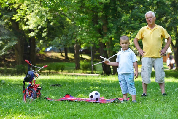 Buon nonno e bambino nel parco — Foto Stock