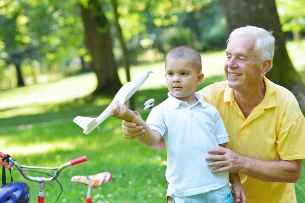 Heureux grand-père et enfant dans le parc — Photo