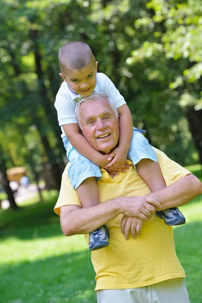 Heureux grand-père et enfant dans le parc — Photo